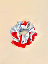 Load image into Gallery viewer, bicolor scrunchy - red &amp; light blue
