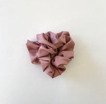 Load image into Gallery viewer, scrunchy/sleeve - pink
