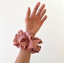 Load image into Gallery viewer, scrunchy/sleeve - pink
