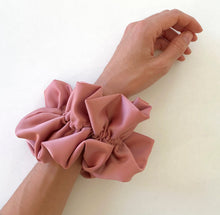 Load image into Gallery viewer, scrunchy/sleeve - pink
